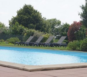 piscine de l'hôtel aloé aux herbiers