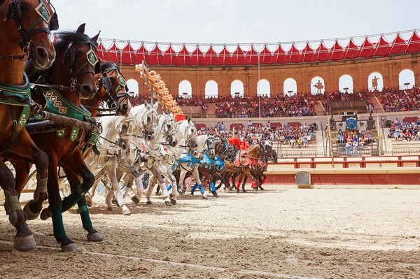 Le signe du triomphe au Puy du Fou