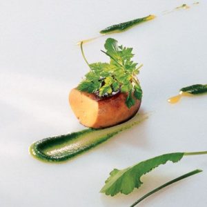 Foie gras de canard grillé et feuilles aromatiques